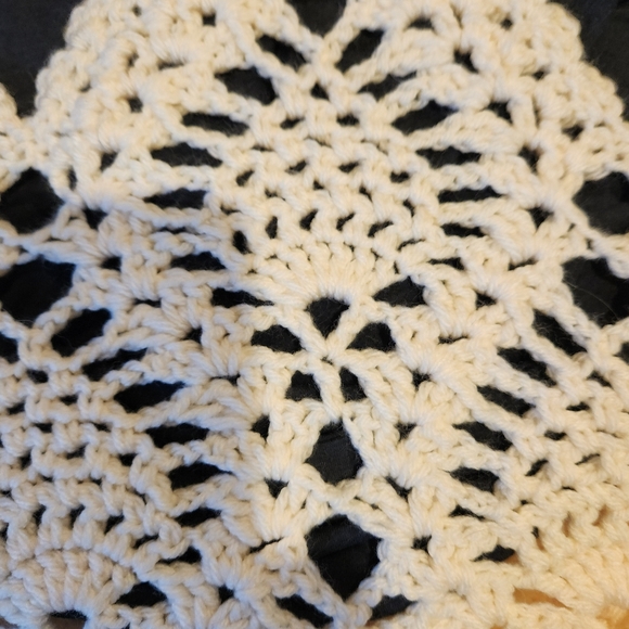 Vintage crochet blanket, stored since made, approx 5 ft x 3 ft - Picture 3 of 3